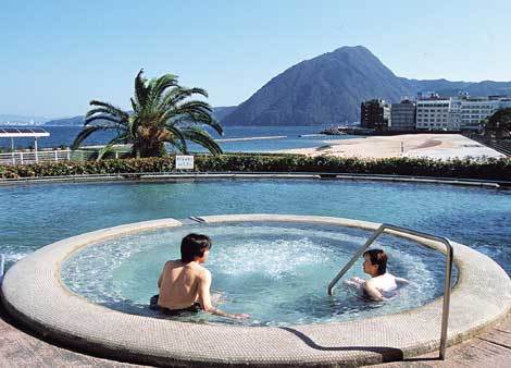 온천타운 벳푸시 해변에 있는 기타하마온천의 테르마스 스파 야외온천 풀