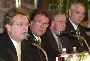 제프리 존스 주한 미상의 회장(왼쪽에서 두번째)이 13일 서울 하얏트호텔에서 한국의 기업환경에 대한 조사 결과를 발표하고 있다.