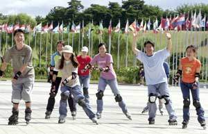 서울 올림픽공원에서 직장인들이 인라인스케이트를 즐기고 있다