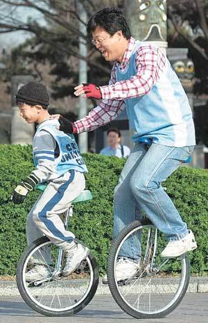 아빠 백종호씨와 아들 승필군이 다정하게 외발자전거를 타며 즐거운 한때를 보내고 있다.