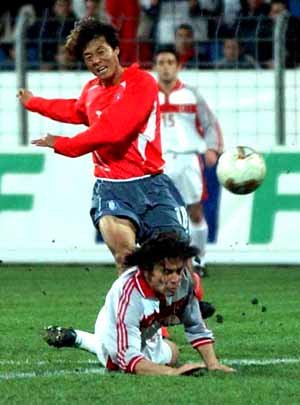 한국 대표팀의 간판스트라이커 황선홍이 터키 수비를 따돌리고 슛을 날리고 있다.