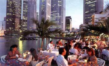 마천루에 둘러싸인 싱가포르 강변 보트키의 노천식당가
