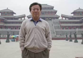 자료 취재를 위한 중국여행 중 시안 외곽에 복원된 진시황의 아방궁 앞에 선 작가 이문열