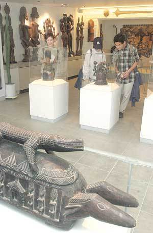 동숭동 '아프리카 미술박물관'을 찾은 관람객들이 이국적인 조각품들을 살펴보고 있다