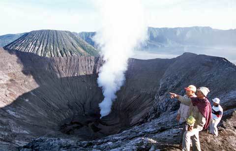 '폭군' 화산 브로모 화산이 분화구에서 유황연기를 내뿜고 있다