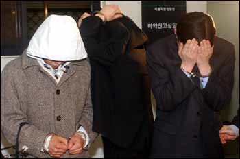 얼굴가린 상류층 - 권헌성 전 의원(왼쪽)과 강병석 홍익대 교수(가운데)