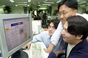 한화정보통신 직원들이 동아닷컴에서 동아일보 기자들의 땀과 혼이 밴 국내외 주요뉴스를 함께 보고 있다.