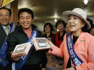 탤런트 심양홍 박은수 사미자씨(왼쪽부터)가 경주 술떡잔치에서 우리떡을 자랑하고 있다.