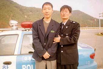 이선진씨(왼쪽) 이윤하 순경