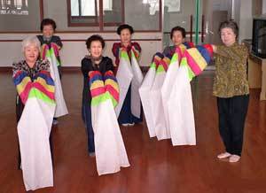 무용연습을 하고 있는 '교습생들'