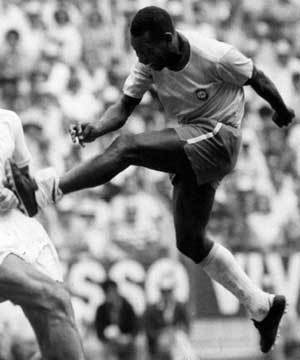 1970년 멕시코월드컵 체코와의 경기에서 펠레가 강력한 왼발 슛을 터뜨리고 있다.