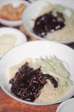 산동성 사람들로부터 유래한 것으로 추측되는 자장면