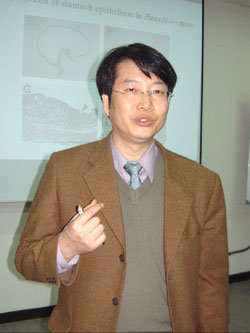 위암 억제 유전자 발견한 배석철 교수