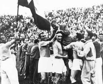 제2회 월드컵결승서 체코를 연장끝에 꺾고 우승을 차지한 이탈리아선수들이 감독을 헹가래치며 기뻐하고 있다.