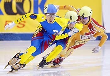 김동성이 1000m 결승 마지막 코너에서 힘차게 역주를 하고 있다