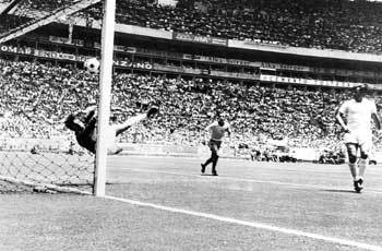 잉글랜드의 고든 뱅크스(左)가 1970년 멕시코월드컵 브라질과의 경기서 펠레가 슛한 볼을 몸을날려 쳐내고있다.
