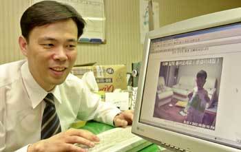김영민 사장이 사무실에서 컴퓨터 화면을 통해 집에 있는 외아들 윤섭이를 보고 있다