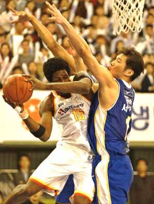 SK나이츠 서장훈(오른쪽)이 동양 마르커스 힉스의 레이업슛을 막아내고 있다.