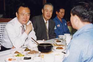 김승연 한화 회장(왼쪽)이 (주)한화 대전공장을 방문, 사원들과 사원식당에서 식사를 하면서 이야기를 나누고 있다.