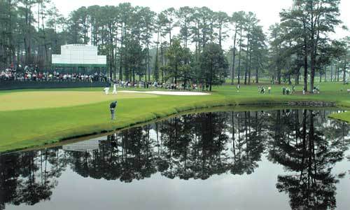 연습라운딩중인 세르히오 가르시아가 15번홀 그린 주변에서 칩샷을 하고 있다.