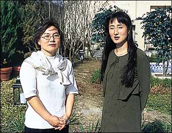 재일동포 작가 유미리씨(오른쪽)와 번역을 맡은 김난주씨