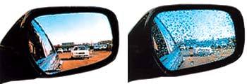 광촉매를 코팅한 백미러(왼쪽)엔 빗방울이 고루 퍼져 시야가 좋게 된다.