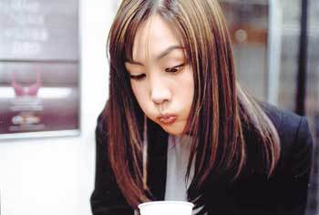 '재밌는 영화'에서 김정은이 지하철 안에서 종이컵에 '건더기'는 입에 물고 '물'만 토하고 있다