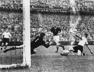 54년 스위스월드컵 결승서 서독의 막스 모록(右)이 헝가리 문전에서 날카로운 슈팅으로 선제골을 터뜨리고 있다.