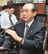 기자회견을 하고 있는 전윤철 신임 경제 부총리