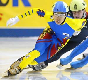 김동성 선수가 세계 선수권 500m 결승에서 선두로 질주하고 있다.