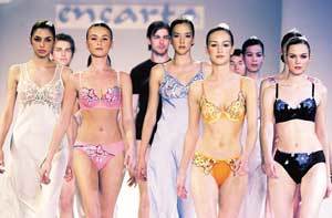앙드레 김의 이너웨어 라이선스 브랜드 '엔카르타(encarta)' 출시를 기념하는 패션쇼