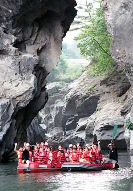 지난해 열린 태백산 철쭉제에서 관광객들이 고무보트를 타고 강원도 태백시 구문소를 돌아보고 있다.