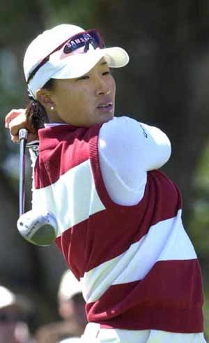 디펜딩 챔피언 박세리가 1번홀에서 티샷한 볼을 쳐다보고 있다.