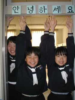 2학년인 오쿠야마 노조미, 도쿠나가 후미, 사카모토 사오리(왼쪽부터)