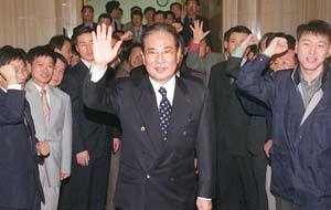 최원석씨가 19일 주주총회에서 다시 이사로 선임된 후 주주들의 환호에 답하고 있다.