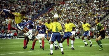 프랑스 지네딘 지단(왼쪽)이 브라질 수비벽 위로 솟구치며 헤딩슛을 하고 있다.