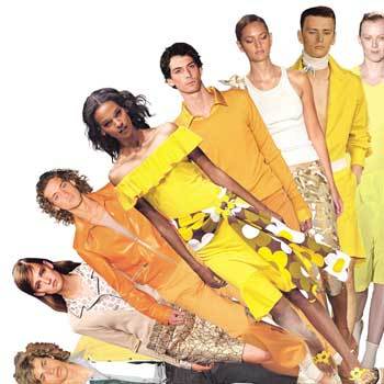 2002 봄, 여름을 겨냥해 파리, 밀라노, 뉴욕 컬렉션에서 선보였던 노란색 및 골드톤 의상의 물결