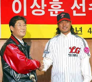 이상훈(오른쪽)이 4억7000만원에 LG유니폼을 입은 후 유성민 단장과 악수를 나누고 있다.