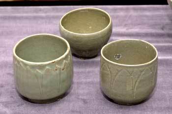 좌우의 연꽃잎무늬가 새겨진 찻잔은 이번에 인양된 청자 중 가장 뛰어난 것으로 평가받고 있다