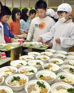 사이타마시 오토초등학교 학생들이 점심시간에 비빔밥 등 한국음식을 배식받기 위해 줄지어 있다