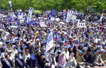 26일 서울 여의도공원에서 열린 ´대통령 세 아들 비리 및 부패정권청산대회´ 참석한 한나라당 관계자들