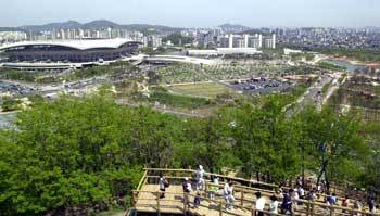 시민들이 '평화의 공원'에서 '하늘공원'으로 연결된 나무 계단을 오르내리고 있다.