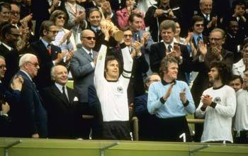 제10회 서독월드컵(1974) 결승서 네덜란드를 꺾고 우승한 서독의 베켄바워(中)가 우승컵을 높이 들고 있다.
