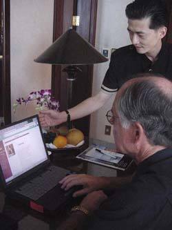 한 외국인 투숙객이 호텔 객실 안에 마련된 노트북으로 자료를 찾고 있다.
