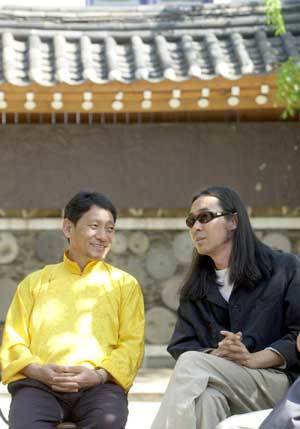 서로를 '영적인 친구'라고 부르는 시인 류시화 (오른쪽) 티벳 출신의 명상 음악가 나왕 케촉