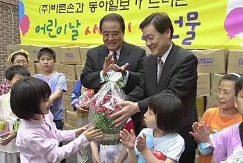 바른손 정기홍 대표(오른쪽) 한국아동복지시설연합회 김득린 회장