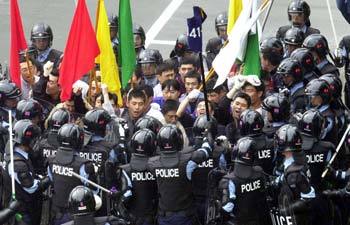 일본 경찰관들의 훌리건 진압 시범.오사카〓이종승기자 urisesang@donga.com