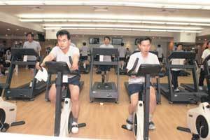 서울 서초구 양재동 현대·기아자동차 사내 헬스장에서 직원들이 운동을 하고 있다.