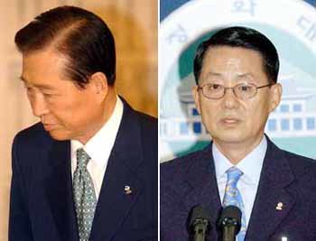 김대중 대통령(왼쪽)과 김 대통령을 대신해 대국민성명을 발표하고 있는 박지원 대통령비서실장