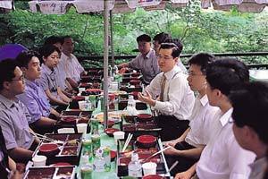 이재현 회장(오른쪽 줄 4번째)이 본사 근처 남산에서 직원들과 도시락으로 식사를 하며 의견을 듣고 있다.